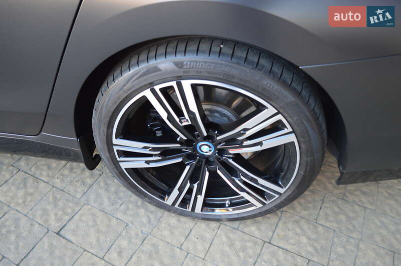 Седан BMW i7 2022 в Львове
