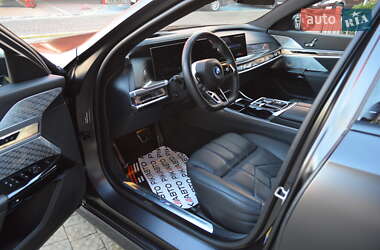 Седан BMW i7 2022 в 