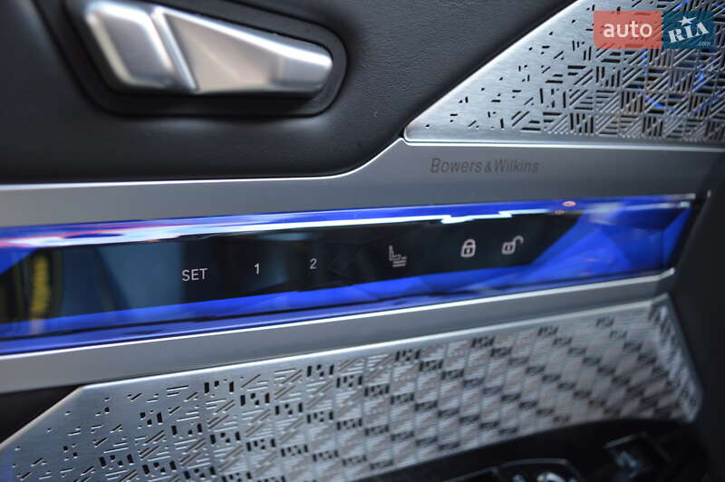 Седан BMW i7 2022 в Львове