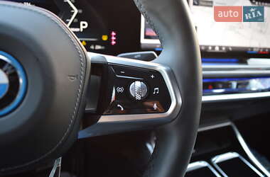 Седан BMW i7 2022 в 