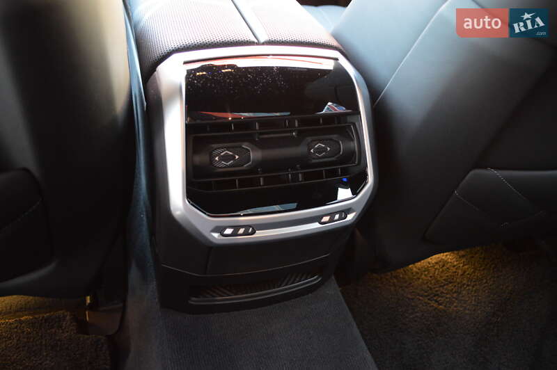 Седан BMW i7 2022 в Львове