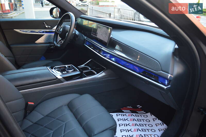 Седан BMW i7 2022 в Львове