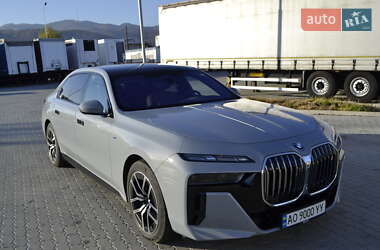 Седан BMW i7 2022 в Хусте