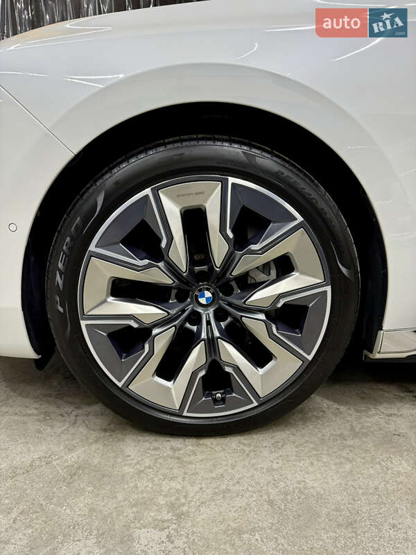 Седан BMW i7 2022 в Киеве