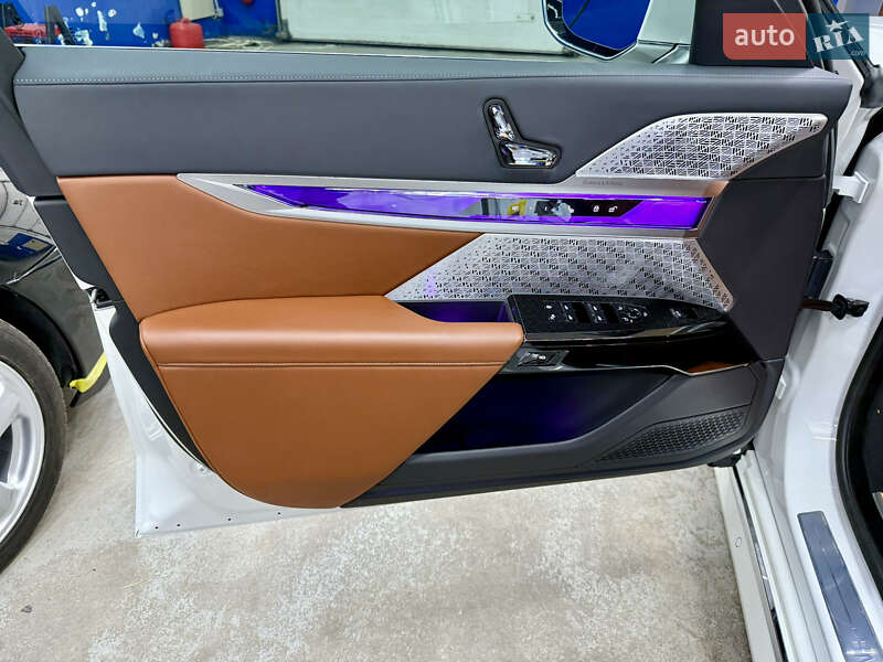 Седан BMW i7 2022 в Киеве
