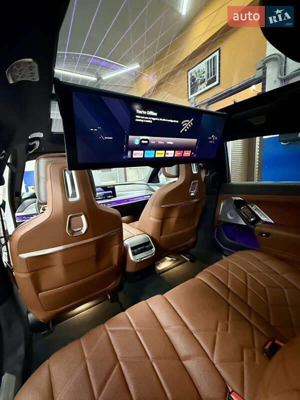 Седан BMW i7 2022 в Киеве