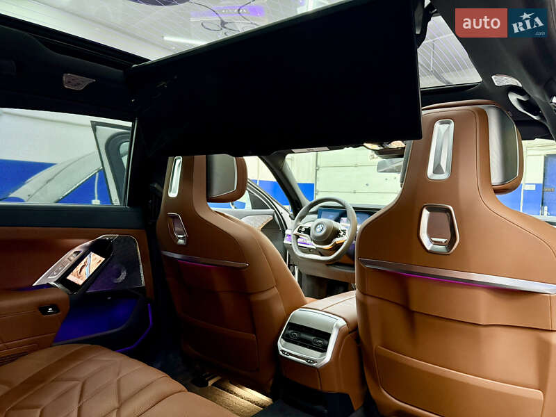 Седан BMW i7 2022 в Киеве