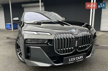 Седан BMW i7 2023 в Киеве