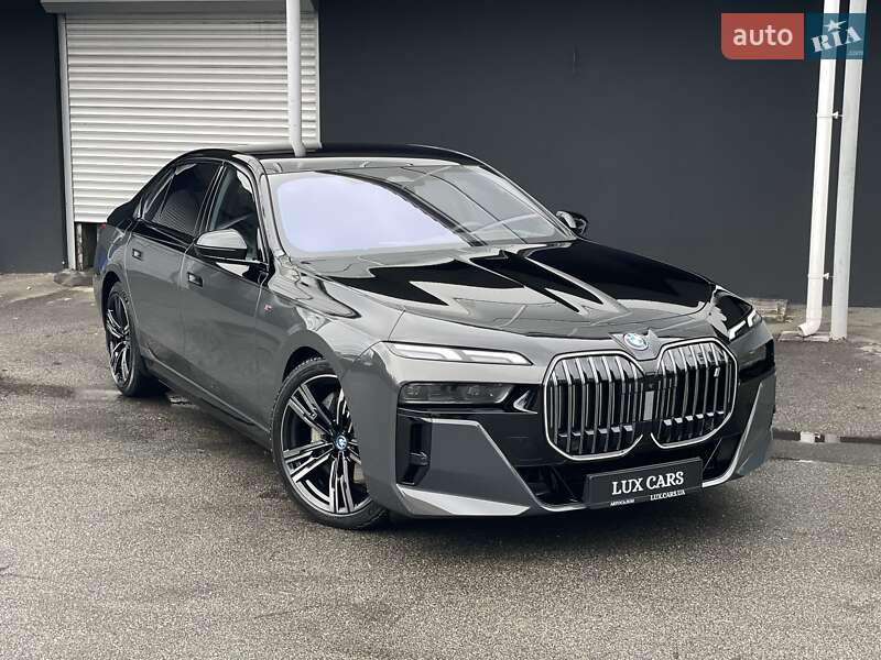 Седан BMW i7 2023 в Киеве