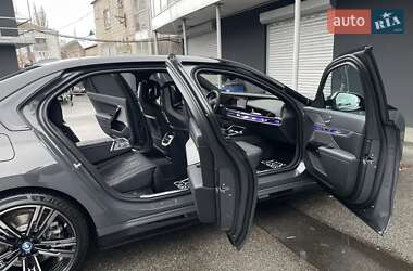 Седан BMW i7 2023 в Киеве