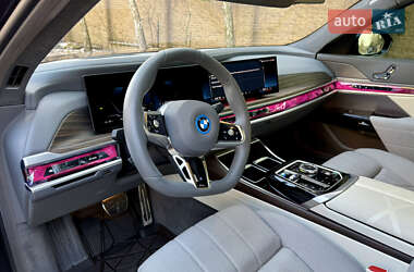 Седан BMW i7 2023 в 