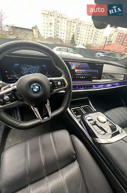 Седан BMW i7 2022 в 