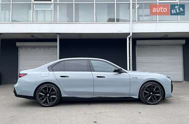 Седан BMW i7 2023 в 