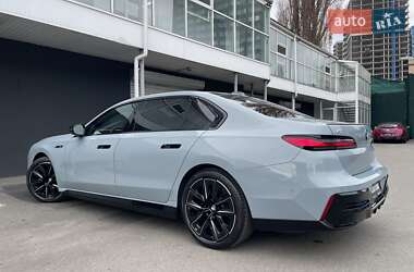 Седан BMW i7 2023 в 