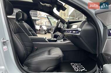 Седан BMW i7 2023 в 