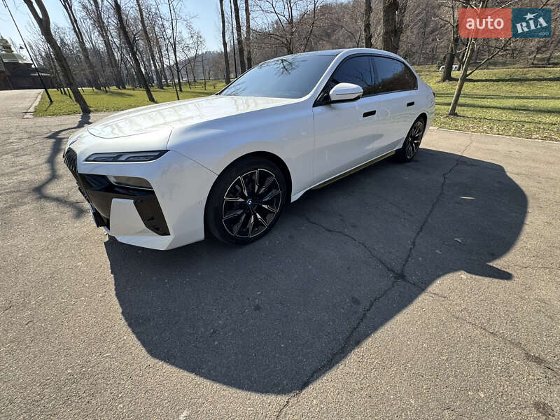 Седан BMW i7 2023 в Киеве