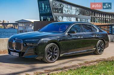 Седан BMW i7 2022 в 