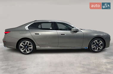 Седан BMW i7 2022 в 
