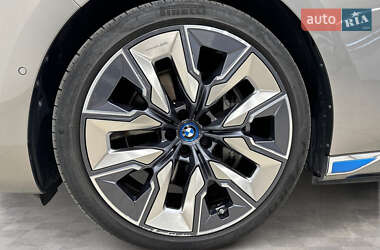 Седан BMW i7 2022 в 