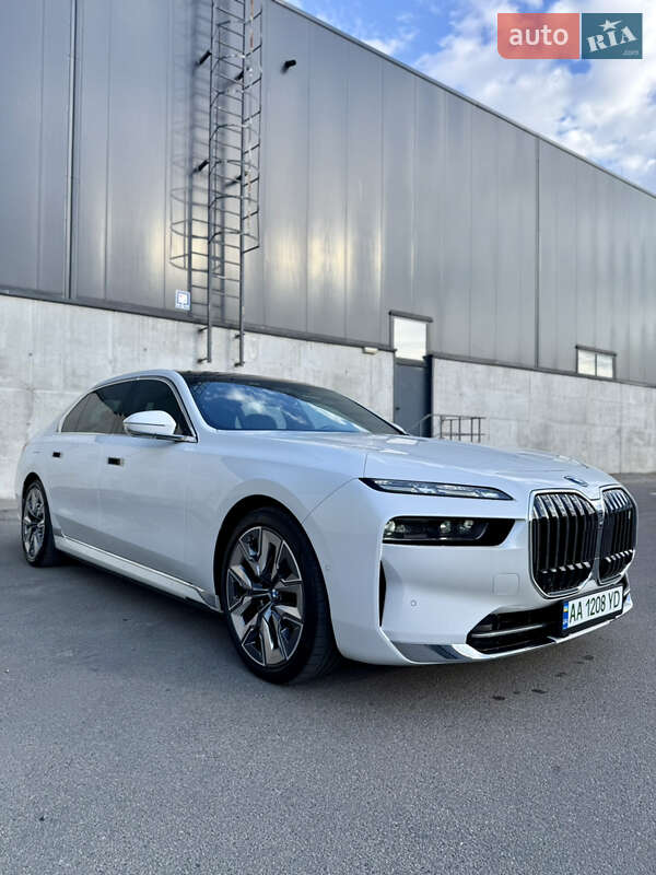 Седан BMW i7 2022 в Киеве