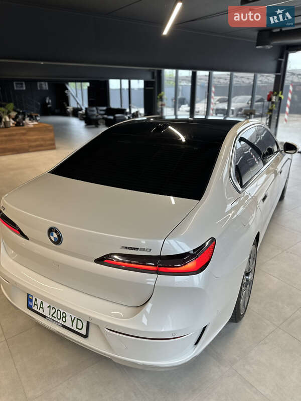 Седан BMW i7 2022 в Киеве