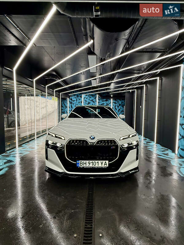 Седан BMW i7 2023 в 