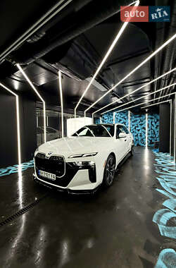 Седан BMW i7 2023 в 