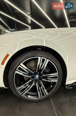 Седан BMW i7 2023 в 