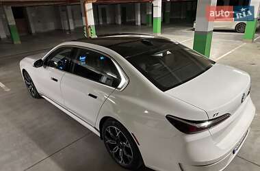Седан BMW i7 2023 в Чернівцях