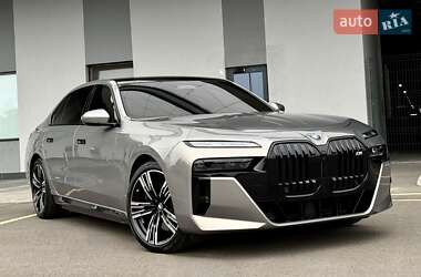 Седан BMW i7 2023 в Киеве