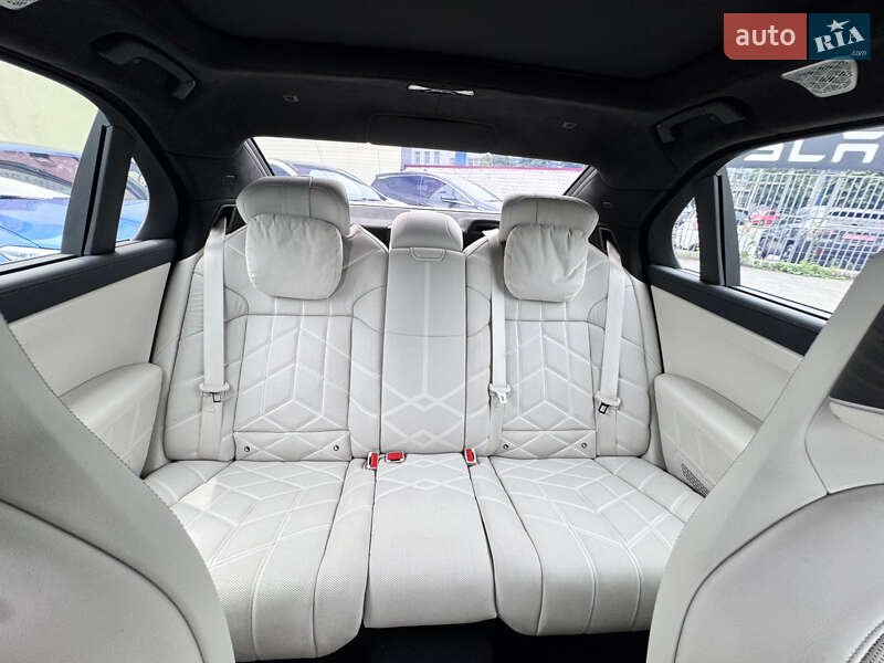 Седан BMW i7 2023 в Києві