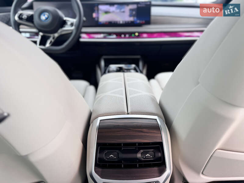 Седан BMW i7 2023 в Києві