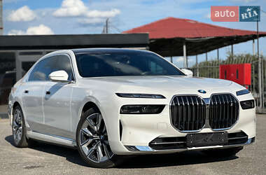 Седан BMW i7 2022 в Киеве