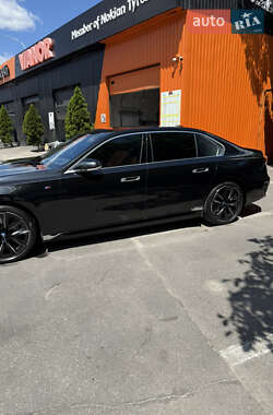 Седан BMW i7 2023 в Киеве