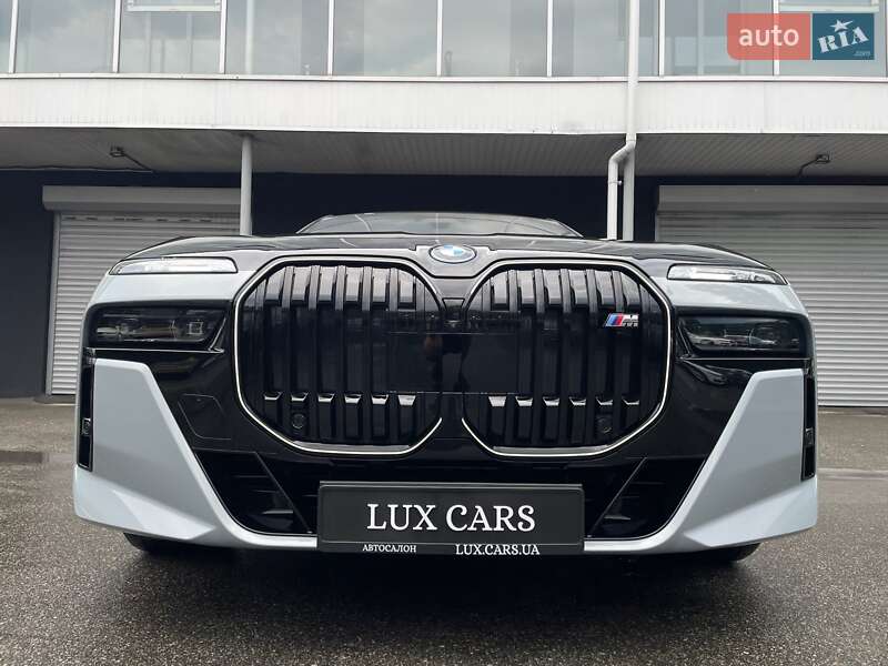 Седан BMW i7 2023 в Киеве