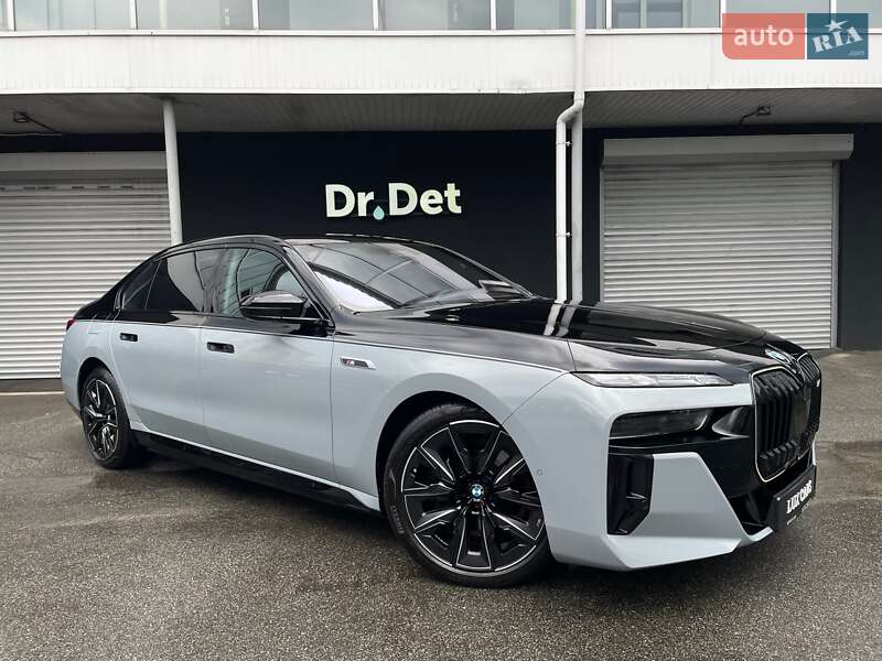 Седан BMW i7 2023 в Киеве