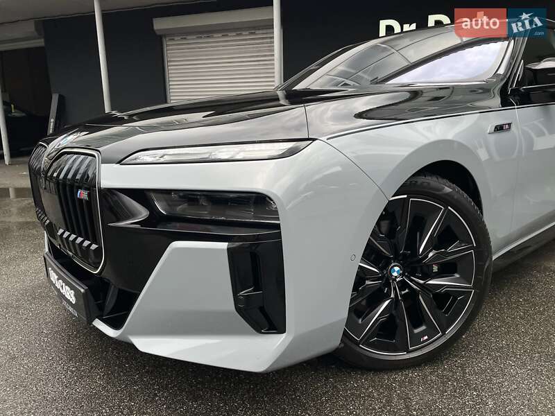 Седан BMW i7 2023 в Киеве