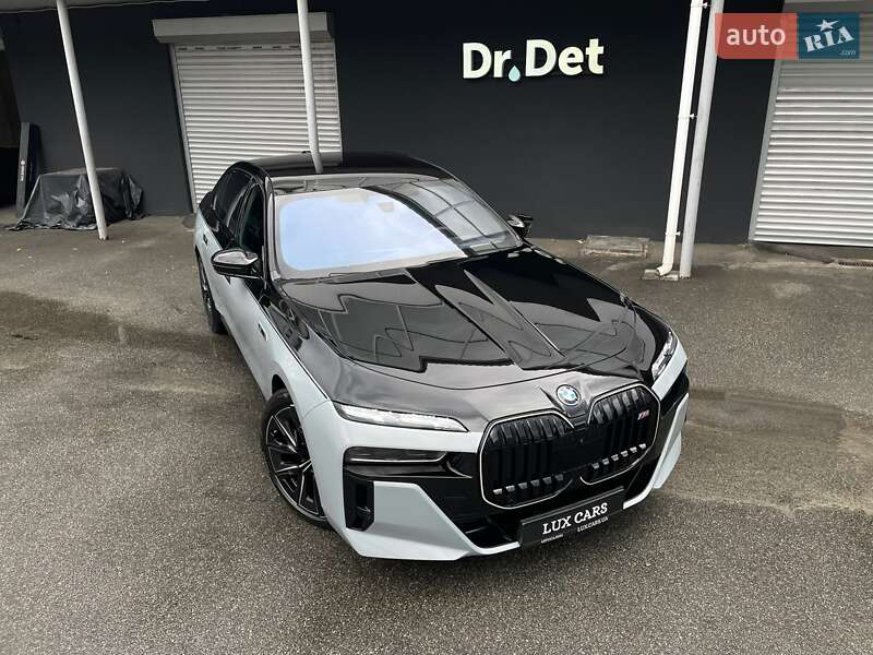 Седан BMW i7 2023 в Киеве