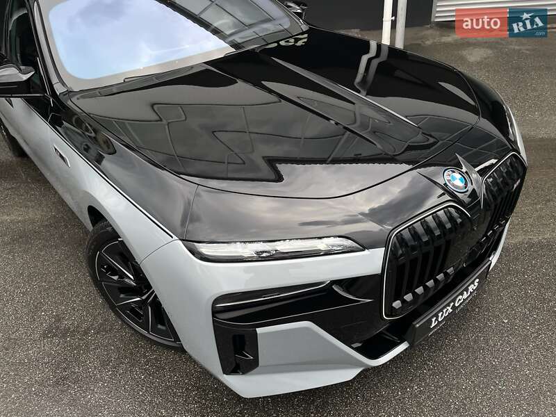 Седан BMW i7 2023 в Киеве