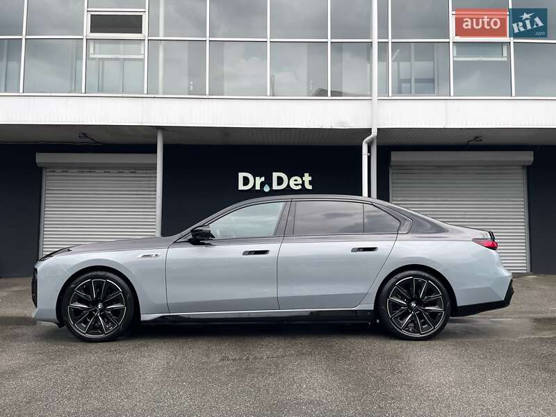 Седан BMW i7 2023 в Киеве