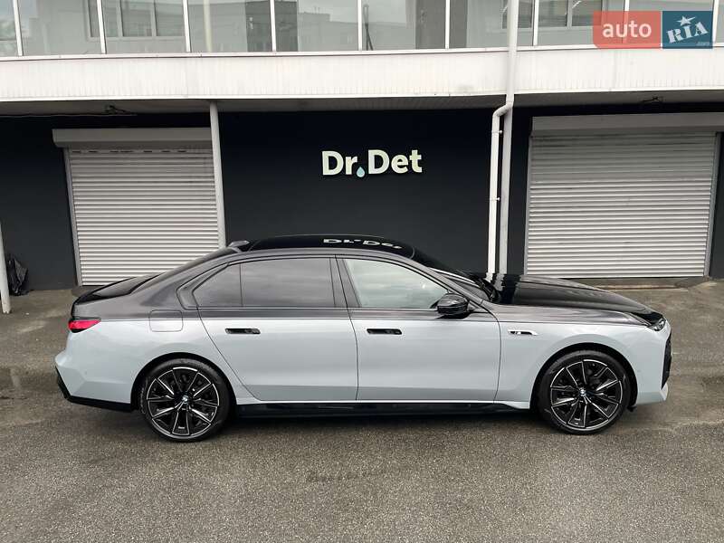 Седан BMW i7 2023 в Киеве
