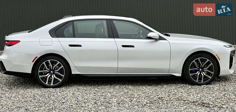 Седан BMW i7 2024 в Киеве