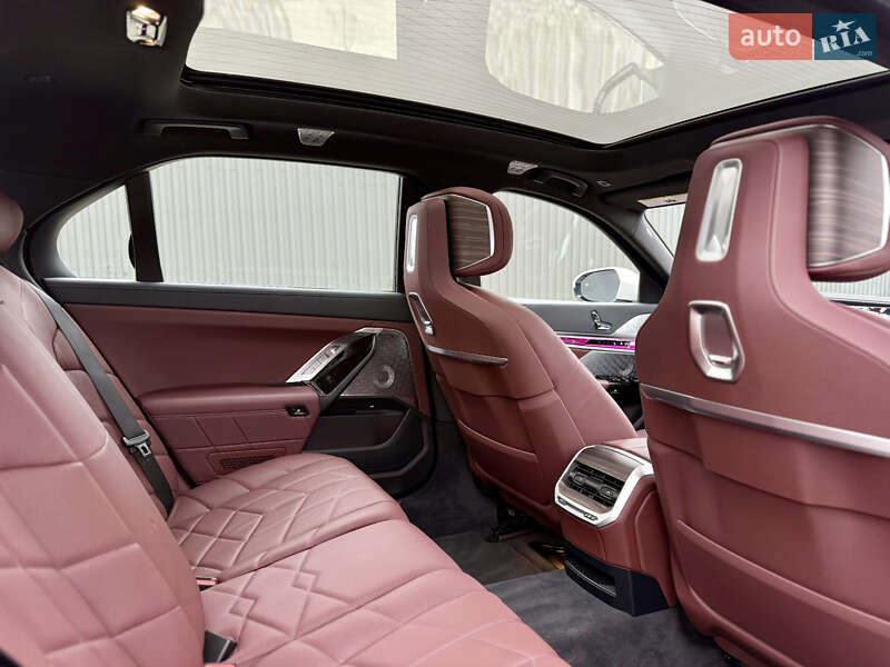 Седан BMW i7 2024 в Киеве