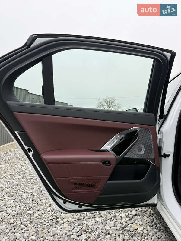 Седан BMW i7 2024 в Киеве