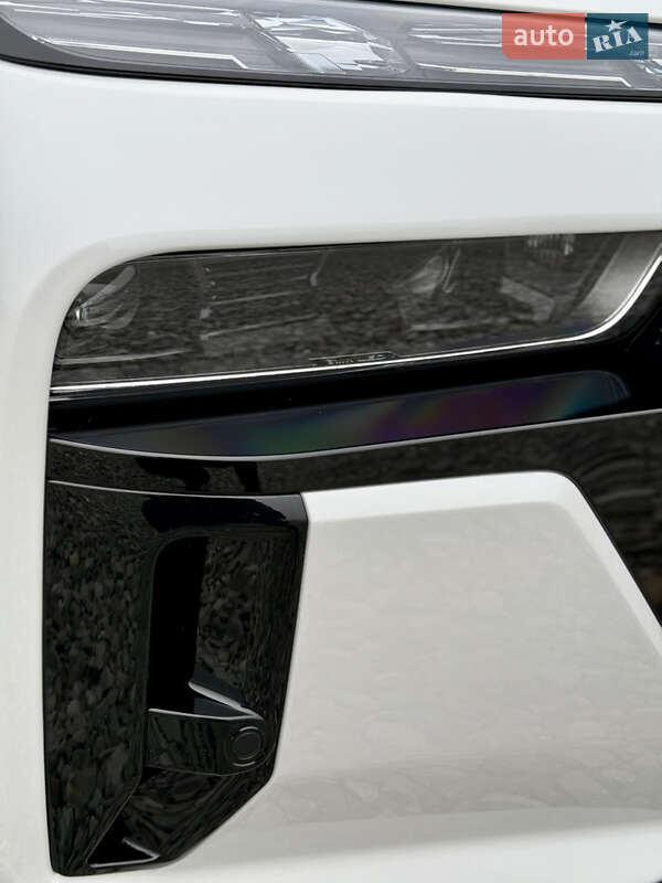 Седан BMW i7 2024 в Киеве