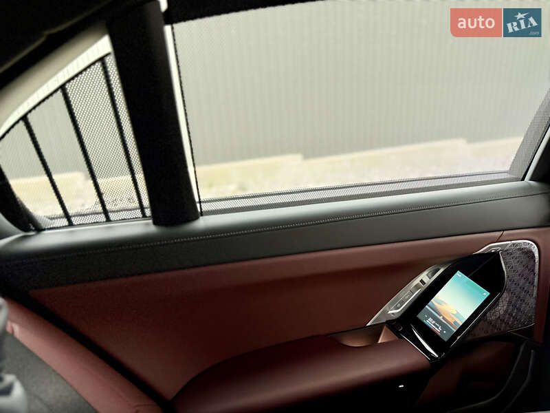 Седан BMW i7 2024 в Киеве