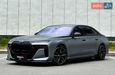 Седан BMW i7 2022 в Киеве