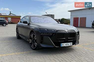 Седан BMW i7 2022 в Львові