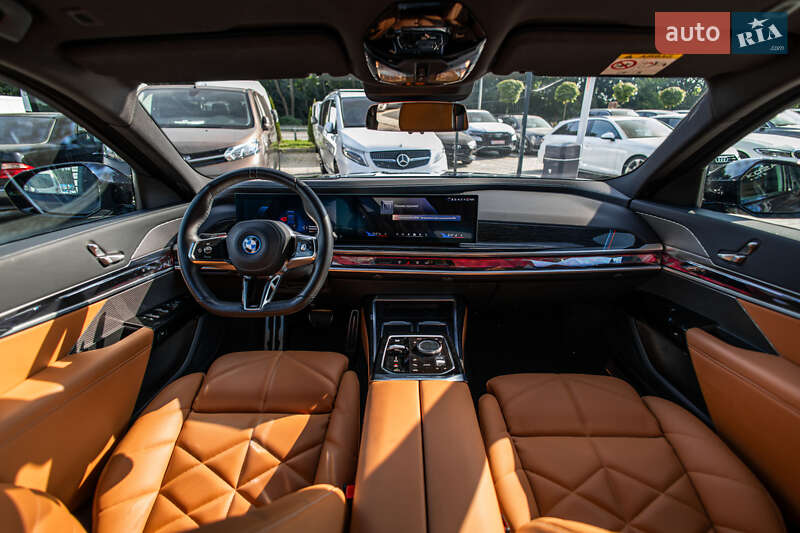Седан BMW i7 2024 в Львове