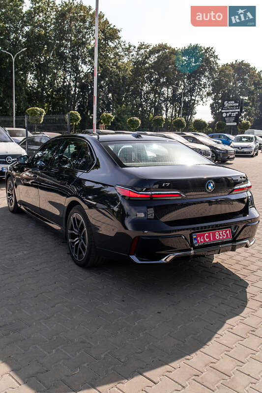 Седан BMW i7 2024 в Львове